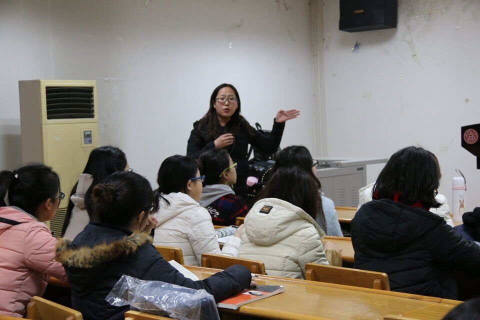 新东方英语机构工作人员在介绍创始人俞敏洪