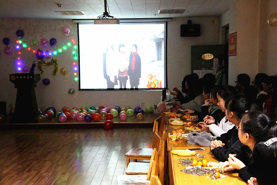 全体成员观看新年祝愿视频