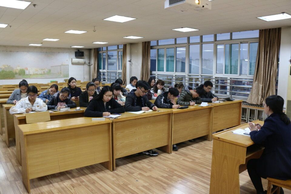 团委学生干部认真领悟会议精神