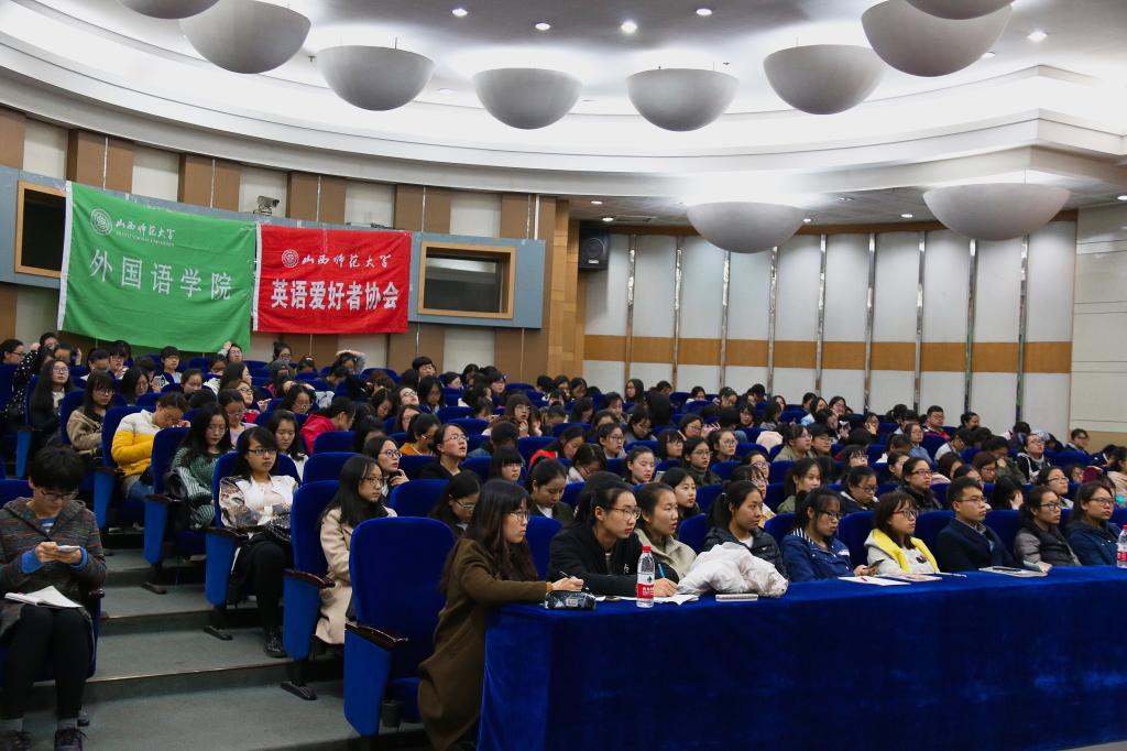 同学们认真倾听讲座。