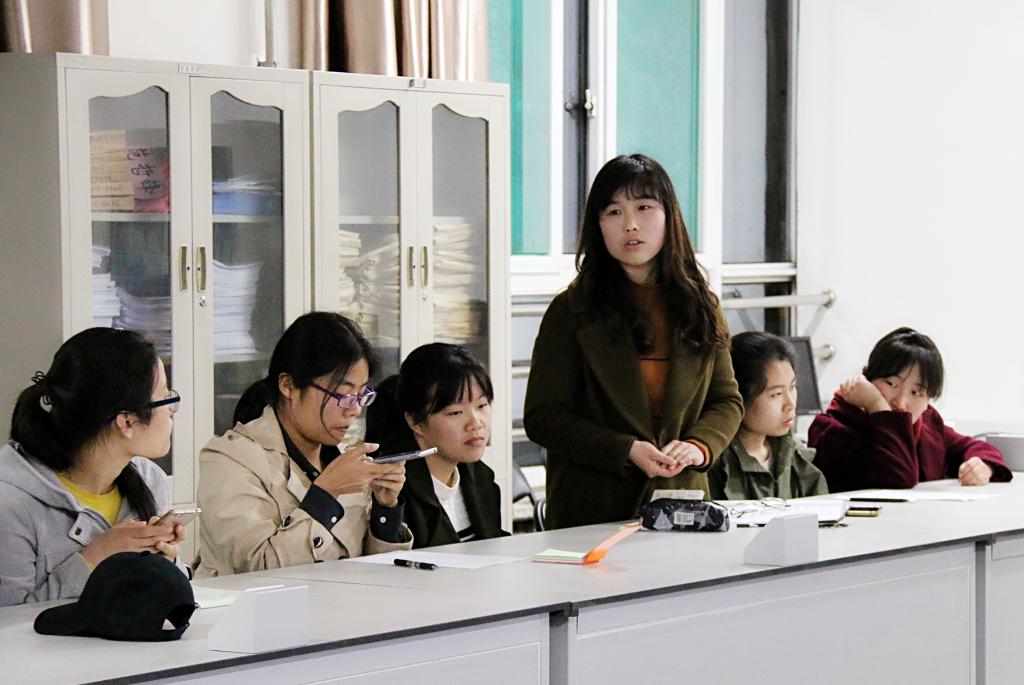 学生会干部代表进行工作总结