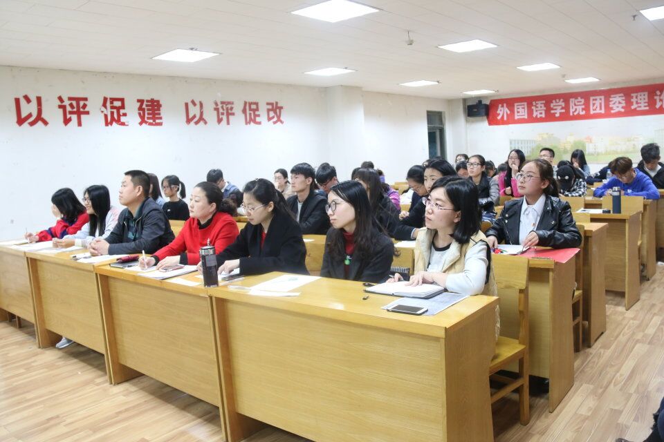 老师和同学们认真听取团支部参评汇报