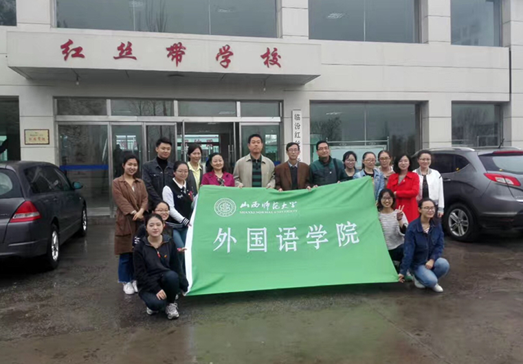 志愿者和郭小平校长合照