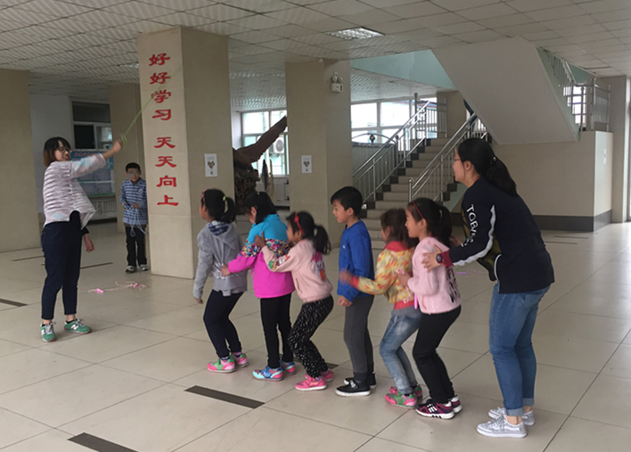 志愿者和孩子们一起跳大绳