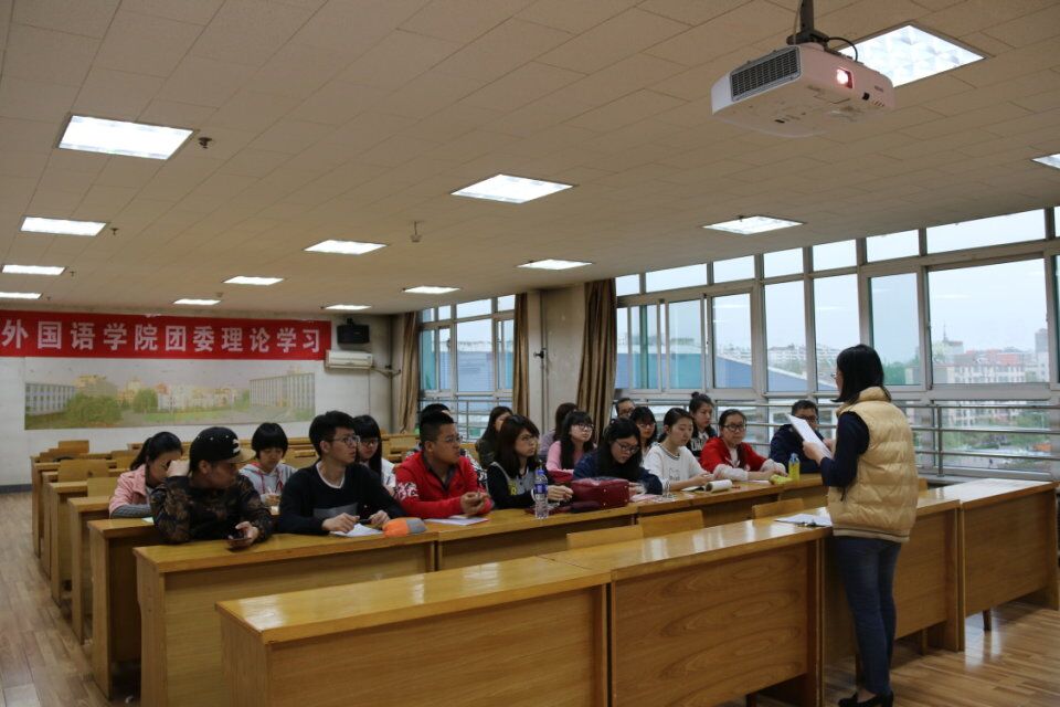 各班负责人认真听讲