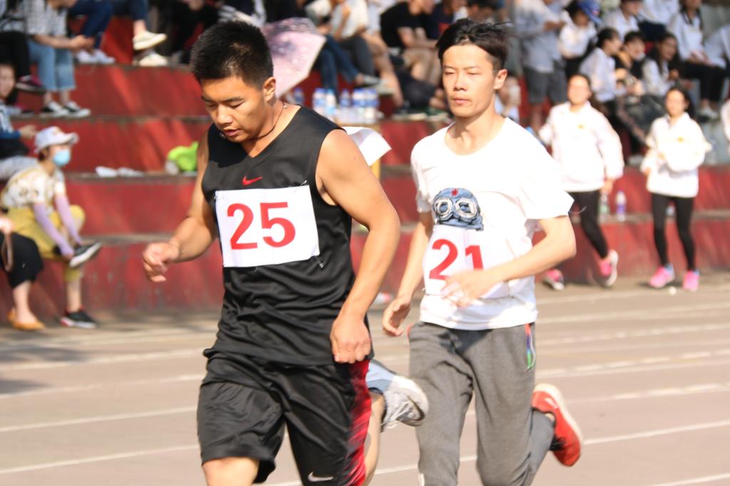 梁进元同学(后)1500米长跑