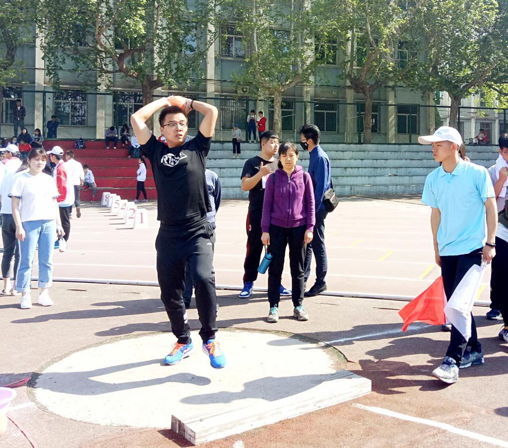 高天宝同学掷实心球