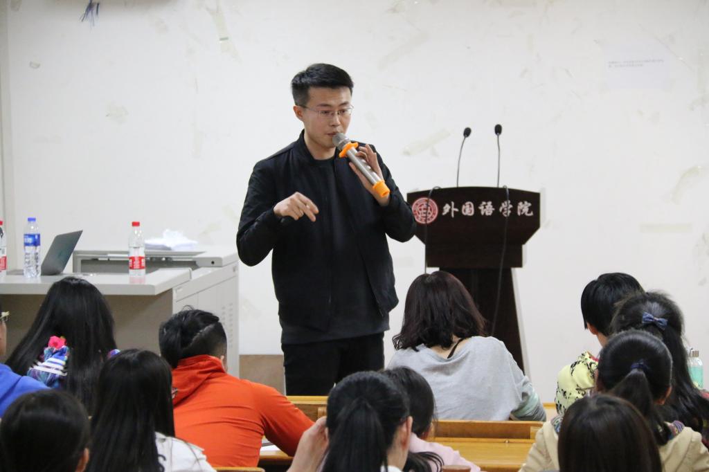 刘敬文老师为同学们介绍雅思考试