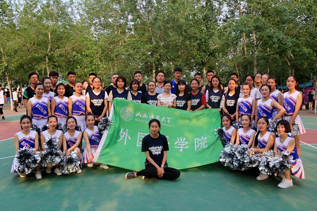 全体篮球运动员及啦啦操队员合影