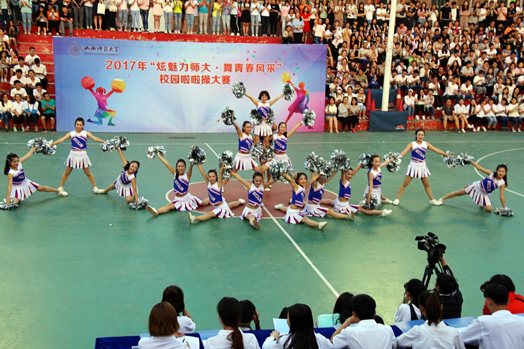 啦啦操队员的精彩表现