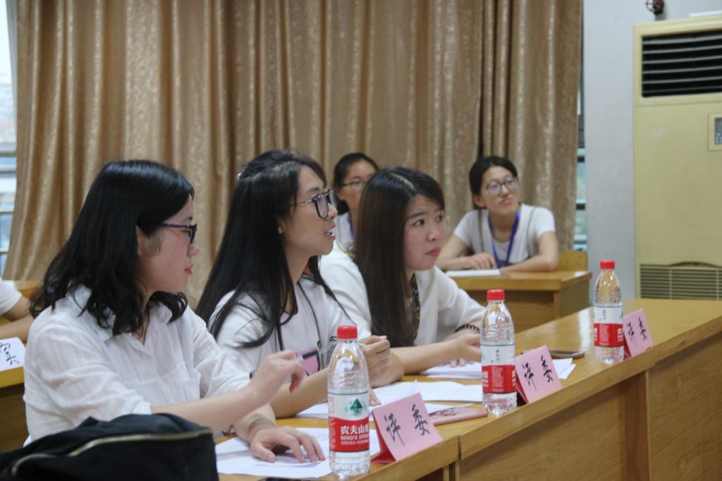 评委认真观看选手表现