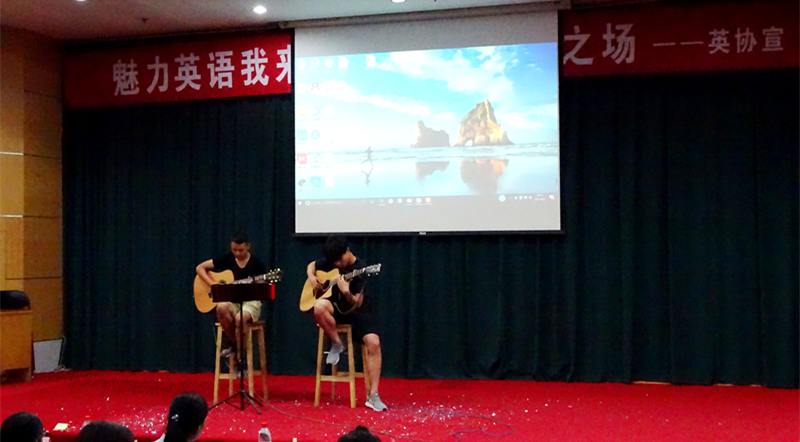 体育学院付华雨、王军港同学吉他弹唱热门歌曲《成都》