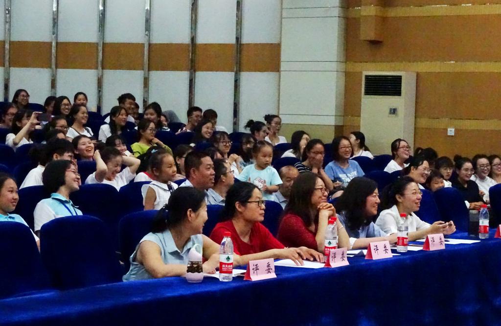 评委和观众认真观看比赛,全场气氛活跃