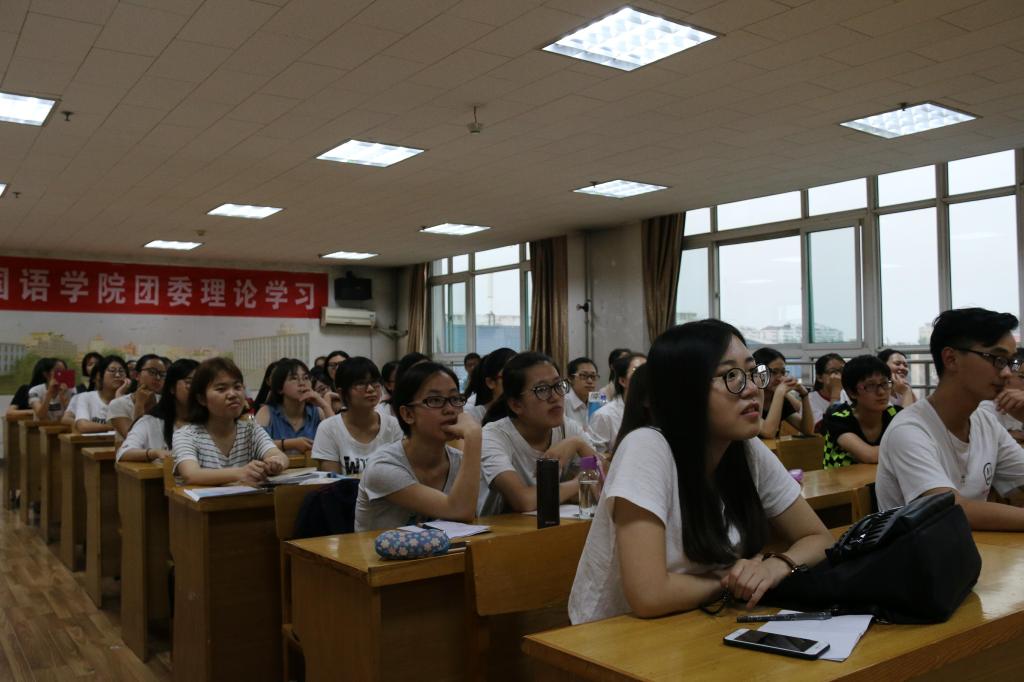 同学们认真听讲