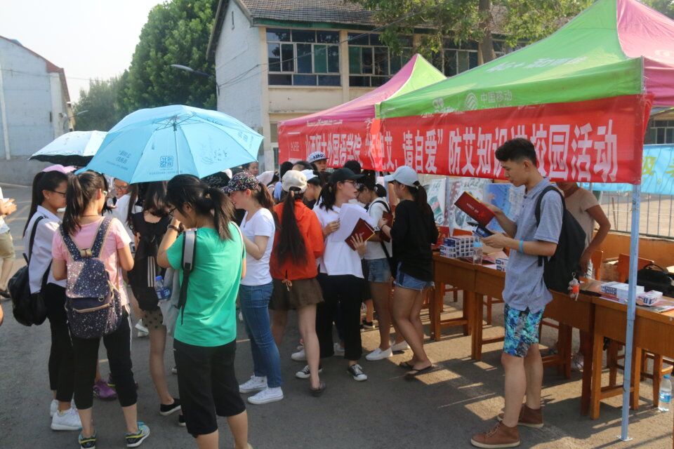 同学们积极参与问答活动