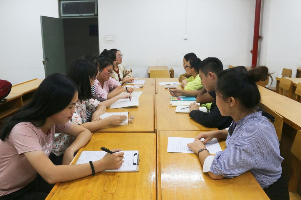 小组进行热烈讨论