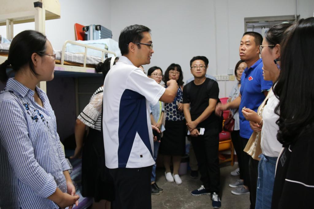 领导及辅导员老师到新生寝室看望慰问