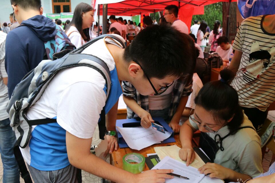 新生报到,志愿者热情接待