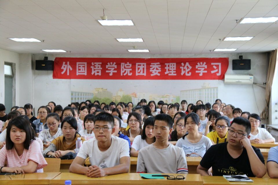 同学们认真倾听