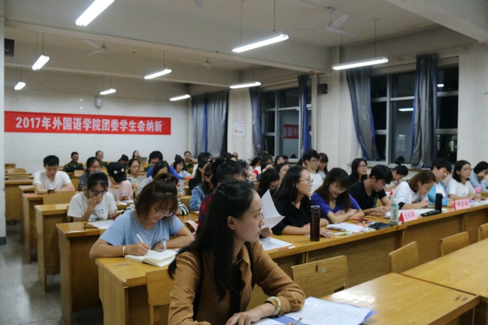 学生会干部认真倾听