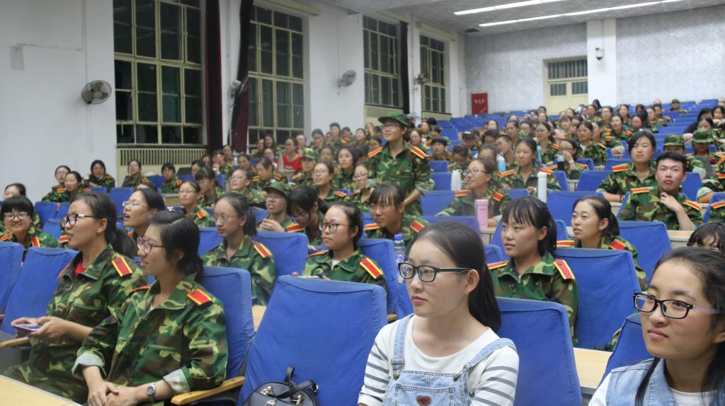 同学就讲座内容进行提问