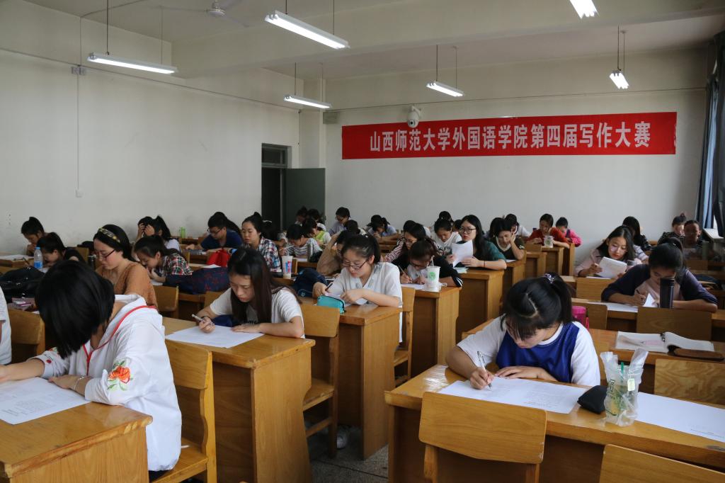 同学们认真写作