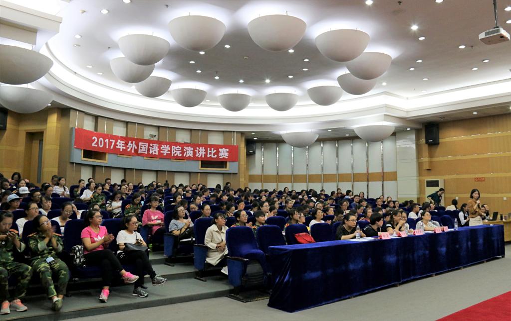 评委老师及观众们热情鼓掌