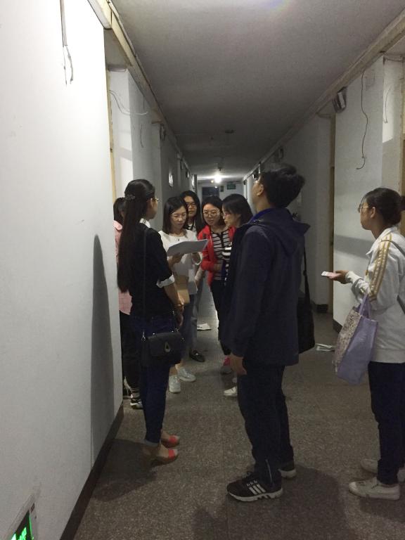 柴老师、各班辅导员及学生会干部检查宿舍
