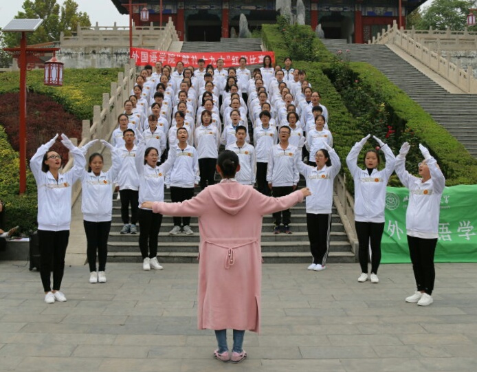 参赛队伍动情的演唱和柔情的手语操