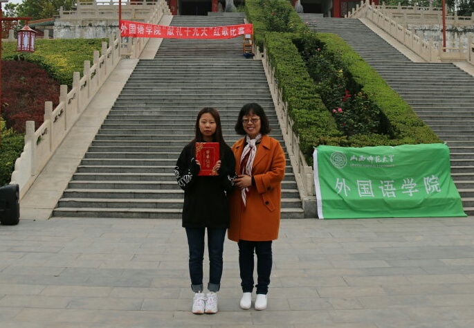 院党委副书记柴文晖为一等奖颁奖