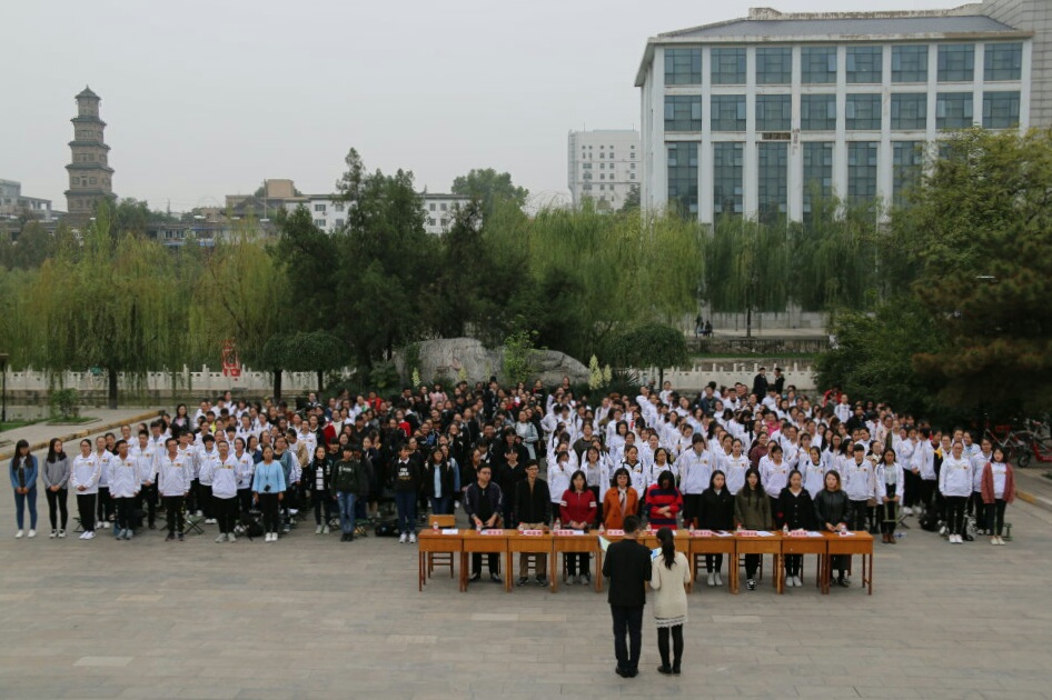 评委们与观众集体起立,齐唱国歌