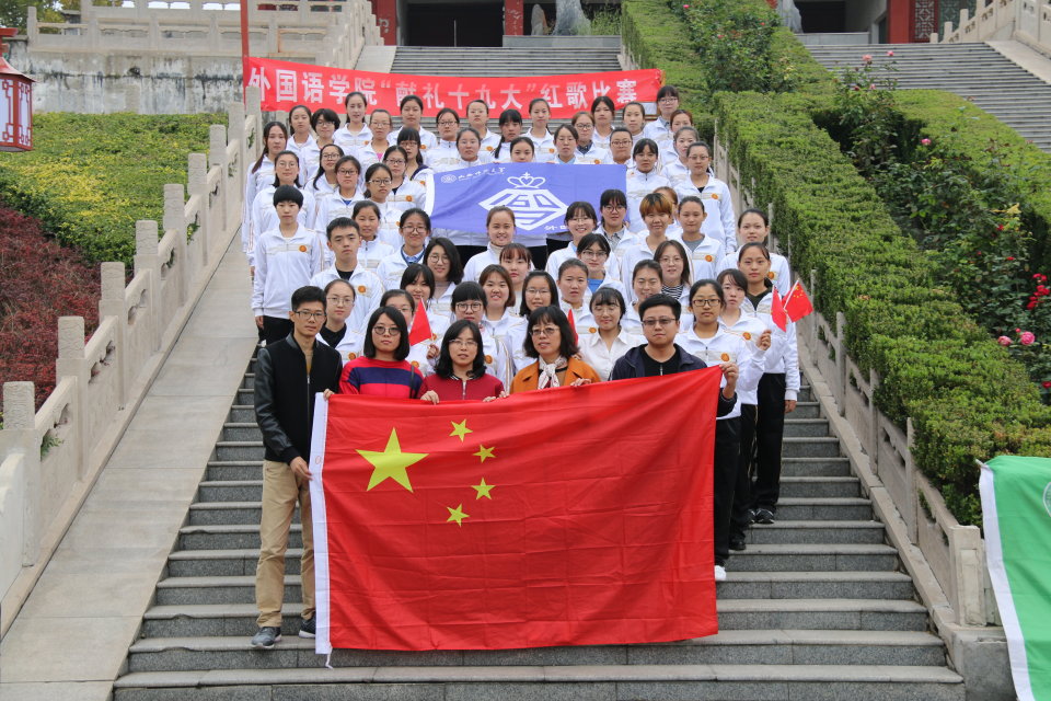 评委们与获一、二等奖队伍合影