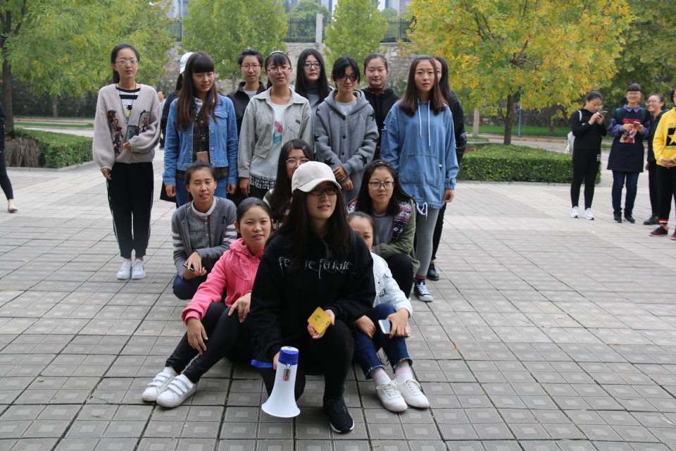 各个小组进行队形口号展示