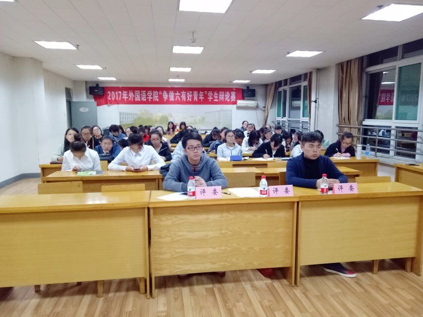 同学们认真观看比赛