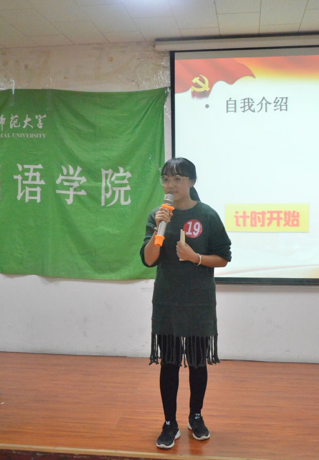 参赛选手进行展示