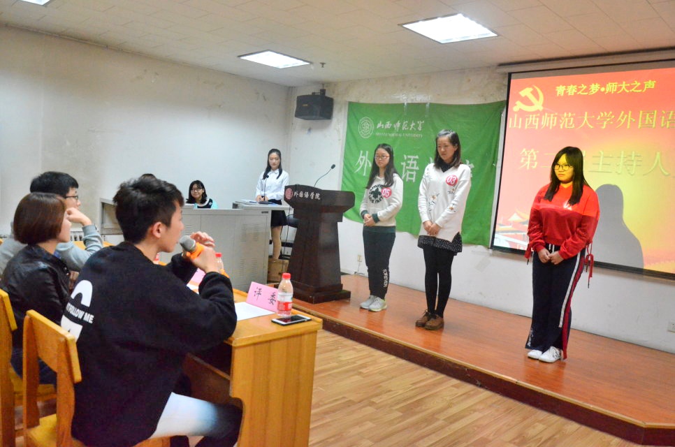 评委对每位选手进行点评