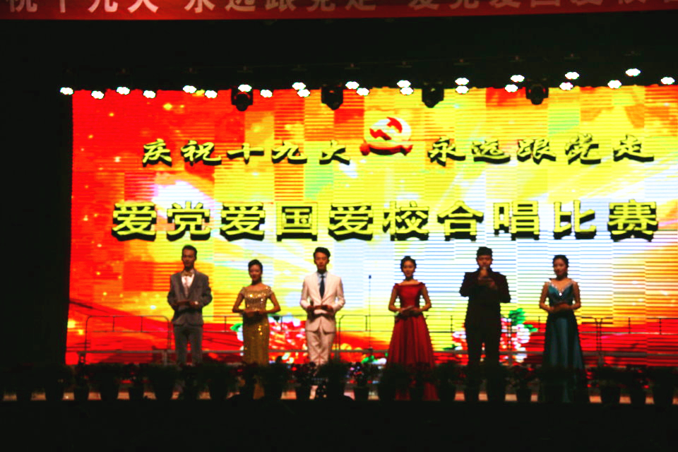 主持人宣布比赛开始