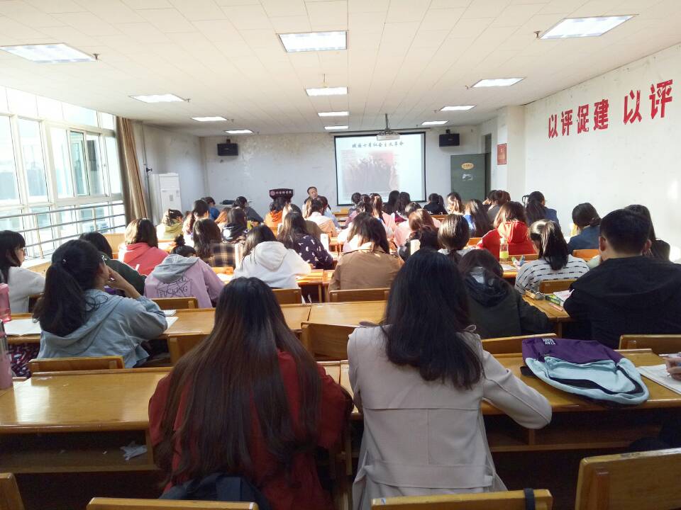 韩文老师为大家讲述党的光辉历程