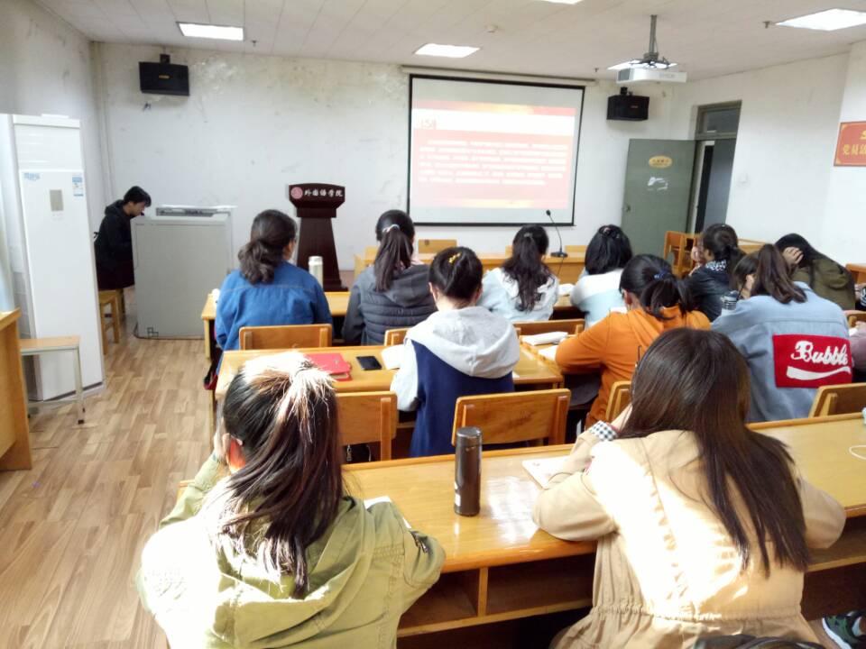 吴晓坤老师为大家讲述如何以实际行动做一名合格的共产党员