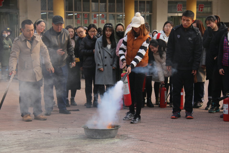 同学亲自操作灭火器