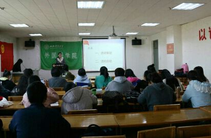 王佳欣同学对团学干部进行培训