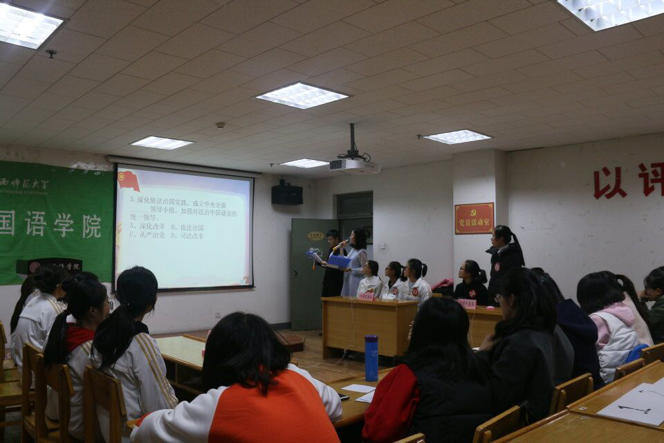 竞赛期间,选手们积极竞答