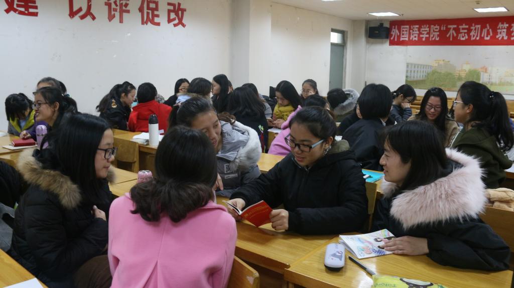 同学们进行小组讨论