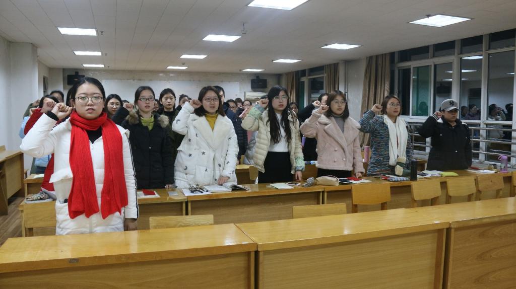 同学们进行诚信宣誓