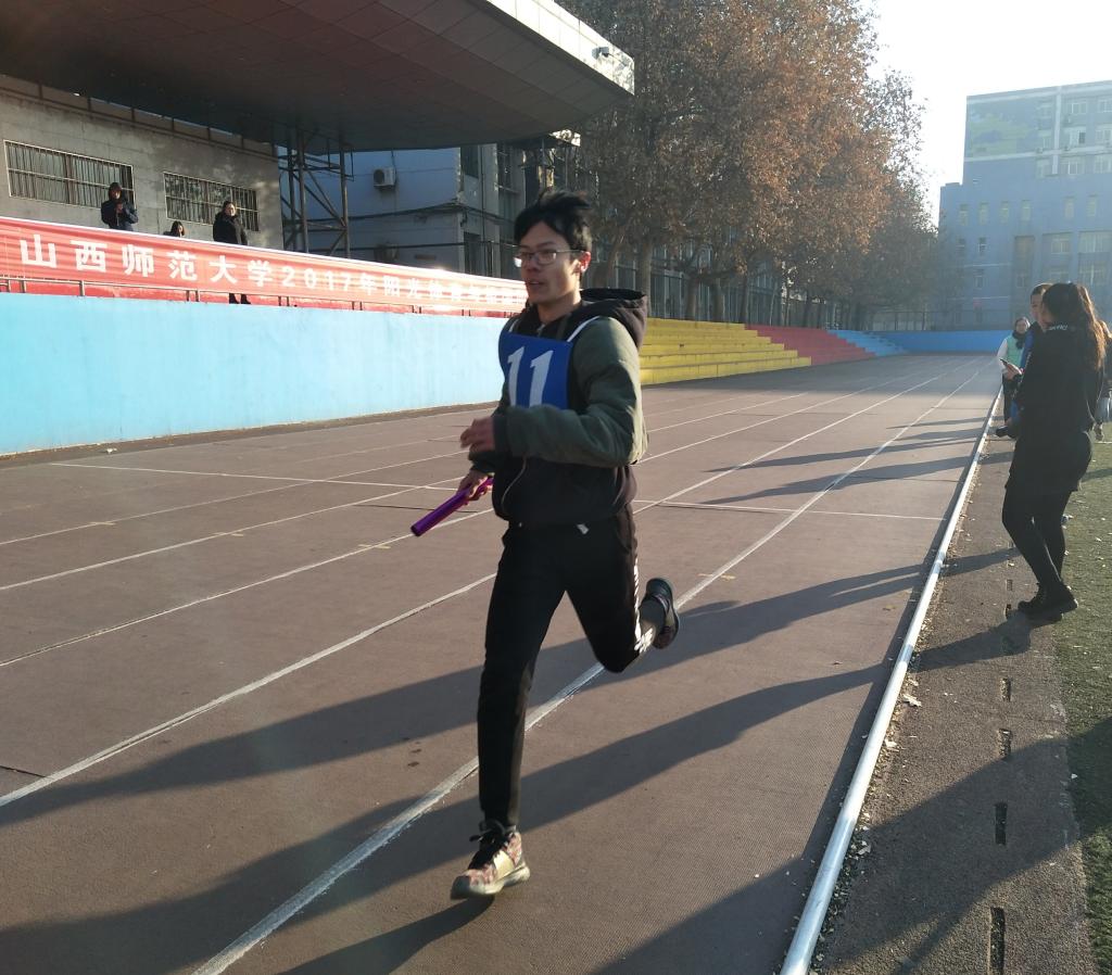 太阳官网运动员奋力奔跑