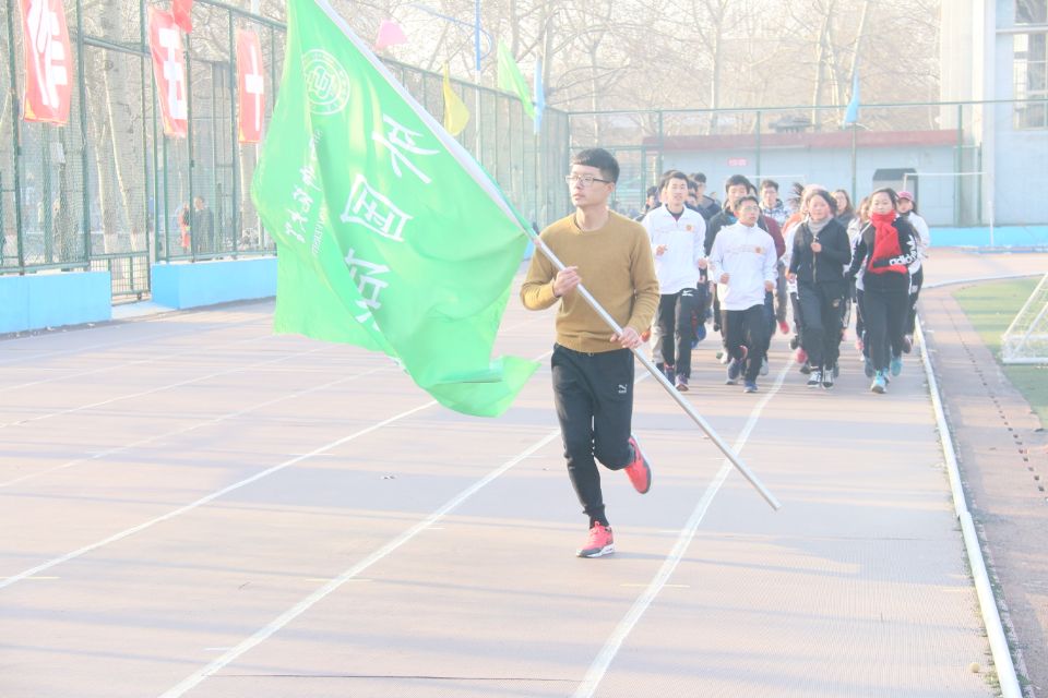 选手们团结协作,奋力向前,队伍井然有序