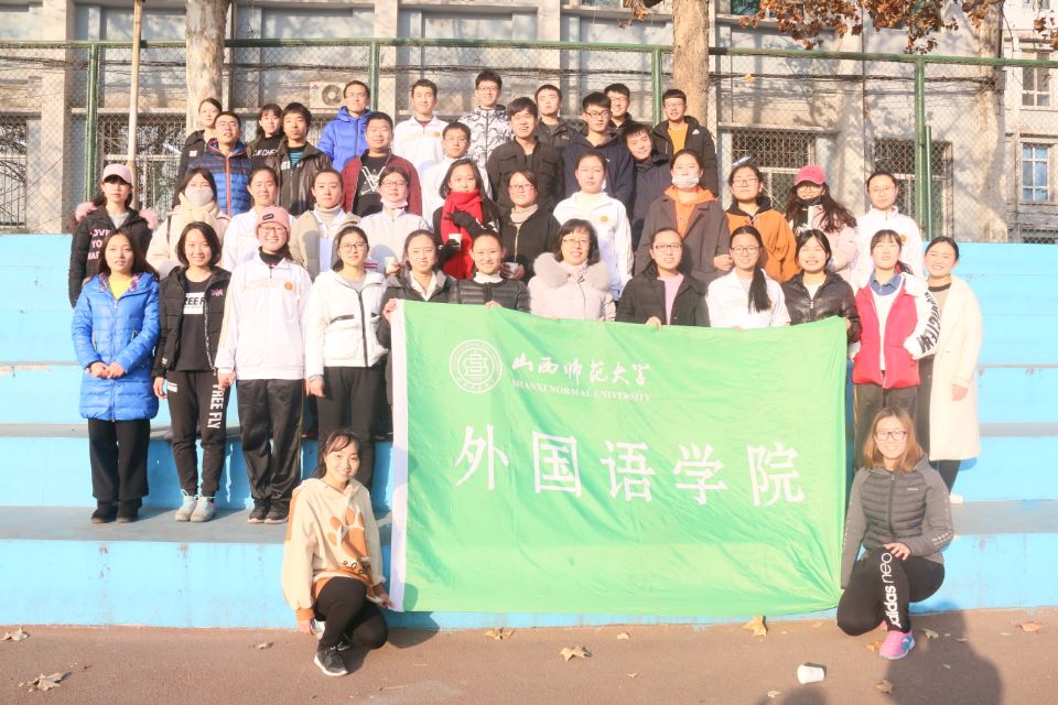 院领导、参赛选手及工作人员合影