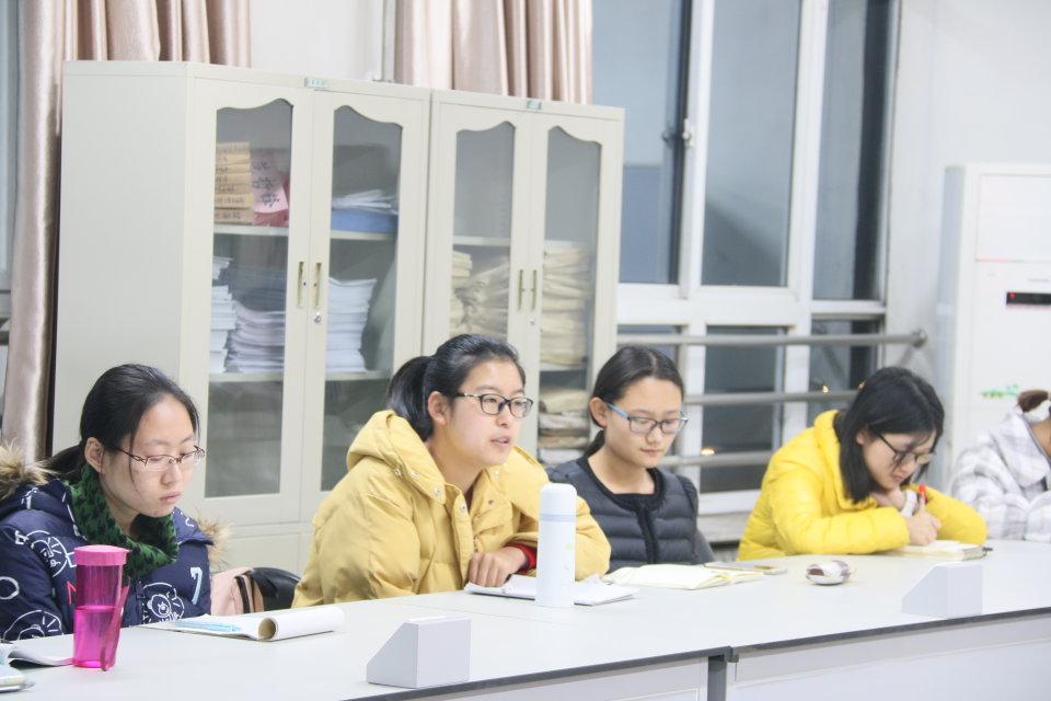 各位学生代表积极发言、提出问题并建言献策