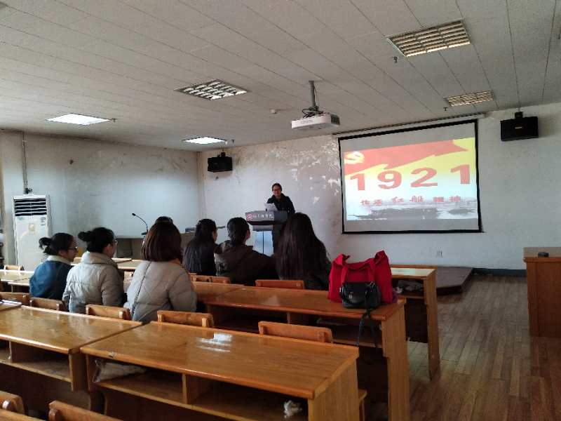 主持人讲解“”红船精神