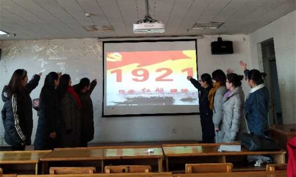 同学们向“红船精神”致敬